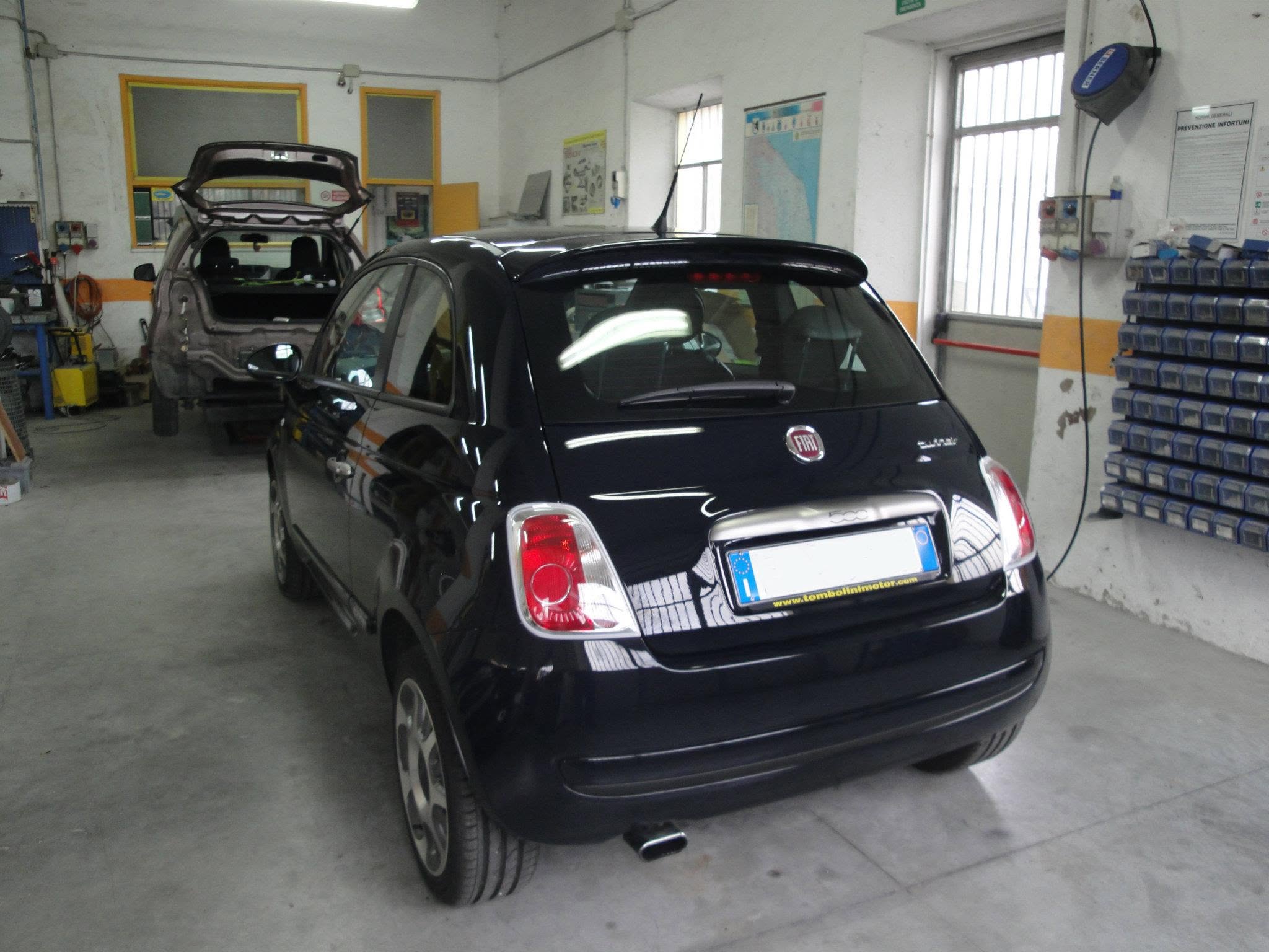 Fiat 500 nera vista posteriormente