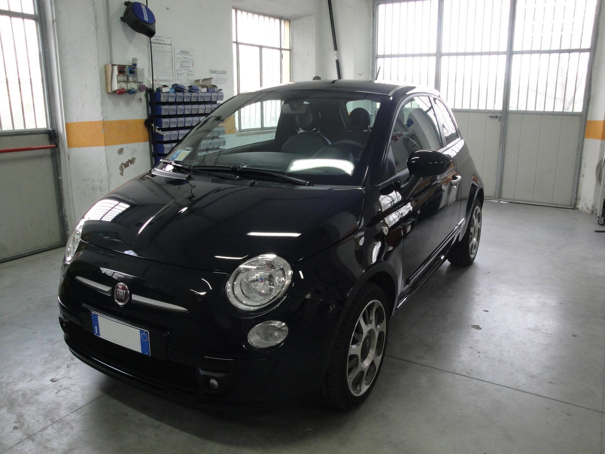 Fiat 500 nera con carrozzeria lucidata vista frontalmente